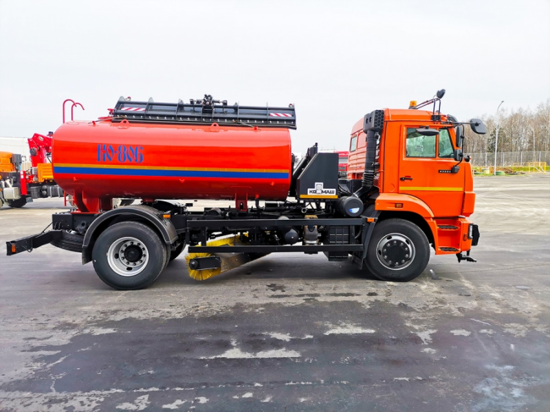 КО-806-01 КДМ (комбинированная дорожная машина)